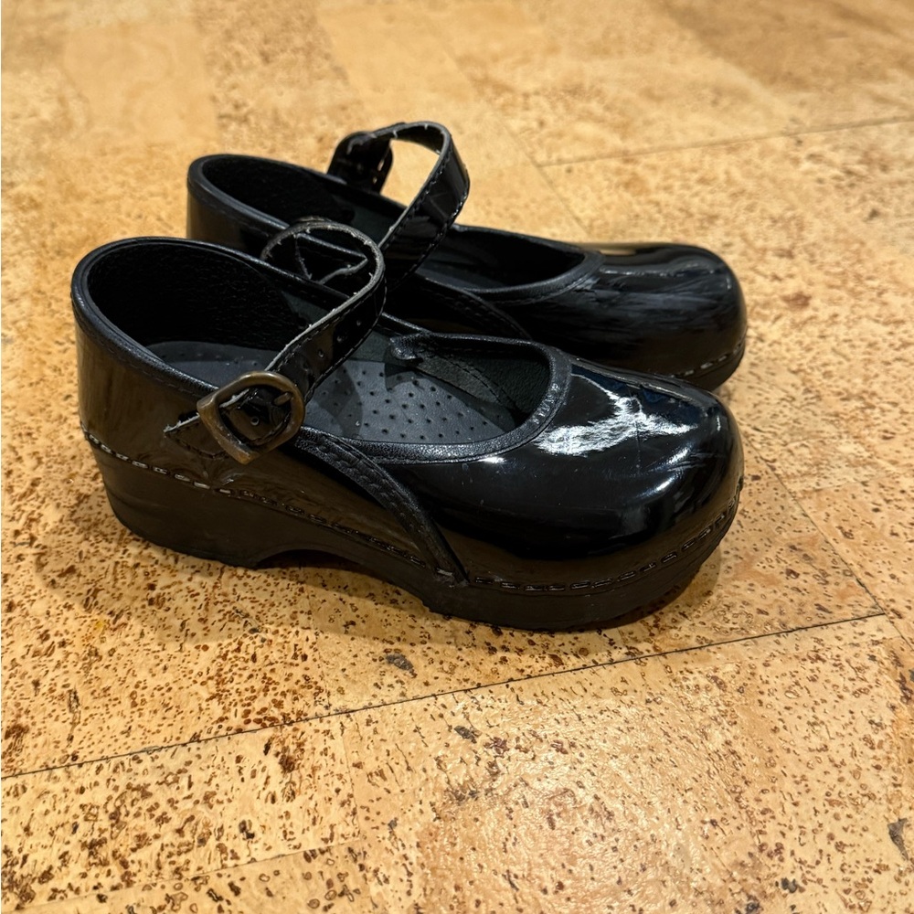 Kids Marcelle Mary Jane Black shiny Closed Clogs.
Size Kids 30/31